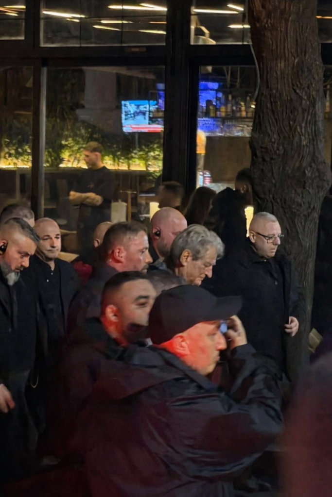 FOTO LAJM  Berisha  një i shpërfytyruar rrugëve të Tiranës