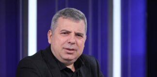 “Kjo është ku rafsha mos u vrafsha”, Abilekaj godet ashpër PD-në: E filluan me flamuj amerikanë, pastaj me gjermanë, kështu largohen njerëzit