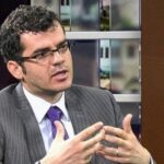 Lamtumirë Namir Lapardhaja! Me karafila të kuq e lot në sy, përcillet në banesën e fundit gazetari dhe publicisti i njohur