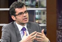 Lamtumirë Namir Lapardhaja! Me karafila të kuq e lot në sy, përcillet në banesën e fundit gazetari dhe publicisti i njohur