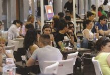 Të rinjtë nuk pinë më alkool, konsumi në bare dhe restorante në pikën më të ulët