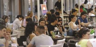 Të rinjtë nuk pinë më alkool, konsumi në bare dhe restorante në pikën më të ulët