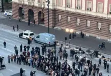 Ironia e gazetarit për protestën e opozitës: Me këtë ritëm, do mbeten me katër karrige