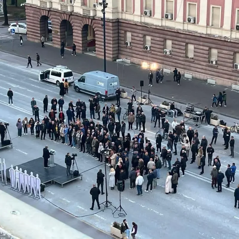 Ironia e gazetarit për protestën e opozitës  Me këtë ritëm  do mbeten me katër karrige