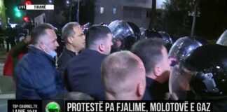 Flamur Noka përplaset me policinë, thyen kordonin e sigurisë pranë Piramidës, hidhen molotovë