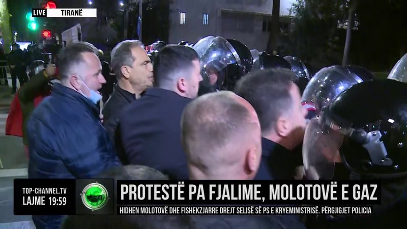 Flamur Noka përplaset me policinë  thyen kordonin e sigurisë pranë Piramidës  hidhen molotovë