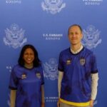 “Luani fort dhe bëjeni Kosovën krenare!” Ambasada amerikane në Prishtinë vesh fanellën e dardanëve