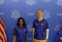 “Luani fort dhe bëjeni Kosovën krenare!” Ambasada amerikane në Prishtinë vesh fanellën e dardanëve
