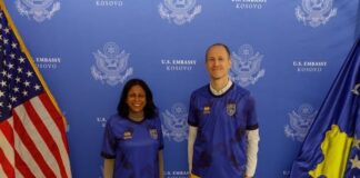 “Luani fort dhe bëjeni Kosovën krenare!” Ambasada amerikane në Prishtinë vesh fanellën e dardanëve