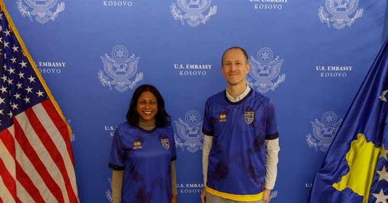  Luani fort dhe bëjeni Kosovën krenare   Ambasada amerikane në Prishtinë vesh fanellën e dardanëve