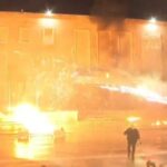 Kryeministria në flakë/ Shpërthejnë fishekzjarrët, protestuesit largohen me vrap, kundërpërgjigjet policia
