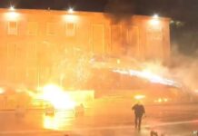 Kryeministria në flakë/ Shpërthejnë fishekzjarrët, protestuesit largohen me vrap, kundërpërgjigjet policia