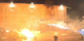 Kryeministria në flakë/ Shpërthejnë fishekzjarrët, protestuesit largohen me vrap, kundërpërgjigjet policia