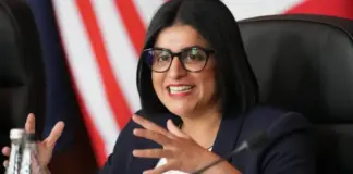 Oferta “tunduese” e ministres britanike për t’i larguar emigrantët nga Mbretëria e Bashkuar