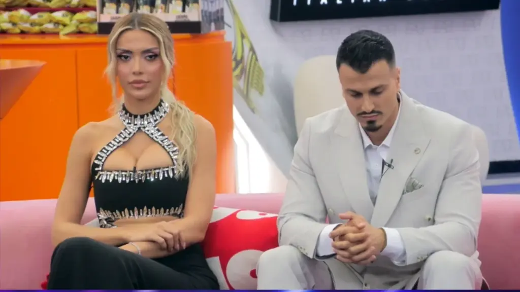  Duhet të jetë spontane   Mateo i  vodhi  puthjen Brikenës  banorët ballafaqohen në Prime  Çfarë do më shumë nga unë