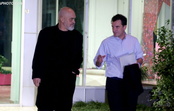 Edi-Rama-dhe-Erjon-Veliaj-duke-dale-selia-e-PS-se