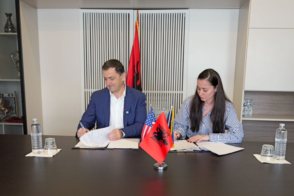 Pronat në Himarë  Gati të nisë regjistrimi fillestar për 6 zona kadastrale  ASHK nënshkruan marrëveshjen me bashkinë