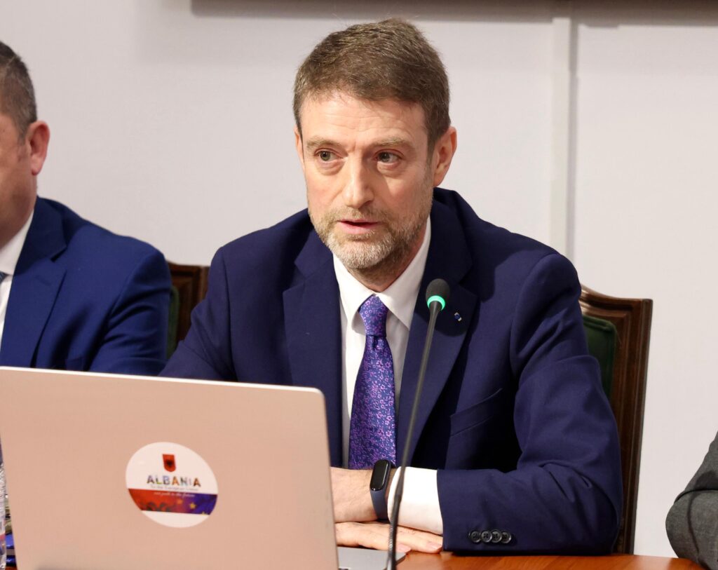 Ministri Ferit Hoxha në Komisionin për Evropën dhe Punët e Jashtme mbi masat e marra nga autoritetet shqiptare për mbrojtjen dhe asistencën ndaj shtetasve shqiptarë që ndodhen në rajonin e Lindjes së Mesme