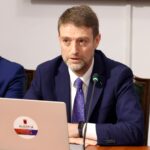 Ministri Ferit Hoxha në Komisionin për Evropën dhe Punët e Jashtme mbi masat e marra nga autoritetet shqiptare për mbrojtjen dhe asistencën ndaj shtetasve shqiptarë që ndodhen në rajonin e Lindjes së Mesme