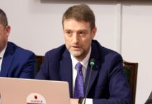Ministri Ferit Hoxha në Komisionin për Evropën dhe Punët e Jashtme mbi masat e marra nga autoritetet shqiptare për mbrojtjen dhe asistencën ndaj shtetasve shqiptarë që ndodhen në rajonin e Lindjes së Mesme