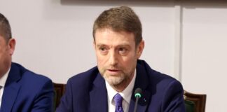 Ministri Ferit Hoxha në Komisionin për Evropën dhe Punët e Jashtme mbi masat e marra nga autoritetet shqiptare për mbrojtjen dhe asistencën ndaj shtetasve shqiptarë që ndodhen në rajonin e Lindjes së Mesme