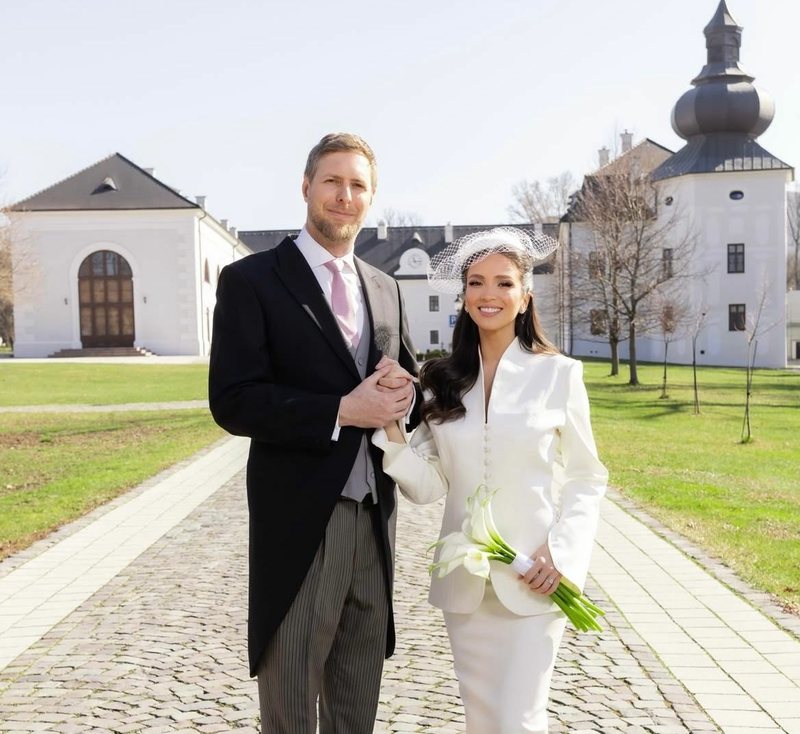 Leka II martohet me Blerta Celibashin  Ceremonia private u mbajt në Kështjellën Apponyi