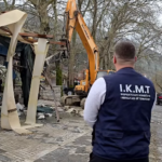 Vijon aksioni për lirimin e hapësirave publike, shemben dy ndërtime pa leje në Shirokë