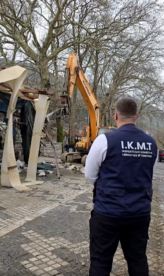 Vijon aksioni për lirimin e hapësirave publike  shemben dy ndërtime pa leje në Shirokë