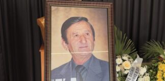 Përcillet për në banesën e fundit parodisti i Vlorës Mane Lumani, miq, kolegë dhe qytetarë nderim për aktorin e shquar