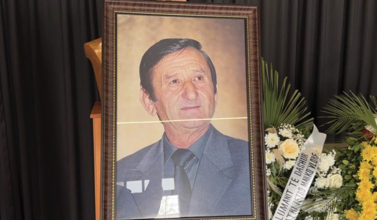 Përcillet për në banesën e fundit parodisti i Vlorës Mane Lumani  miq  kolegë dhe qytetarë nderim për aktorin e shquar