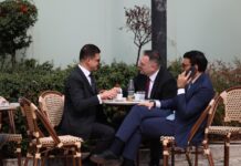 FOTOLAJM/ Pirro Vengu kafe me pasardhësin në Kuvend, ujërat e qetë mes mazhorancës reflektohen në Kuvend