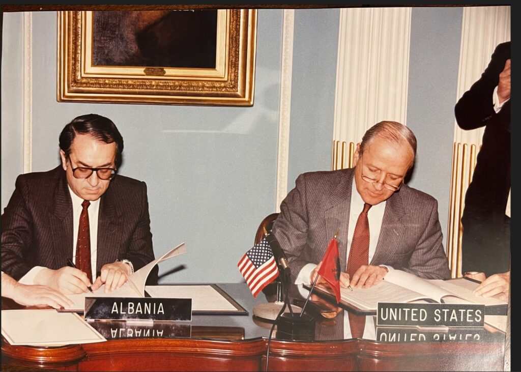 Sot  35 vjet nga rivendosja e marrëdhënieve me SHBA  Kur ministri i jashtëm Muhamet Kapllani firmosi në Washington pas 52 vitesh të ngrirë