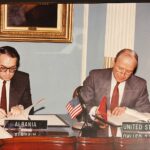 Sot, 35 vjet nga rivendosja e marrëdhënieve me SHBA! Kur ministri i jashtëm Muhamet Kapllani firmosi në Washington pas 52 vitesh të ngrirë