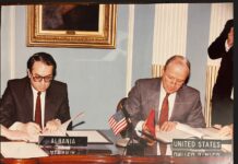 Sot, 35 vjet nga rivendosja e marrëdhënieve me SHBA! Kur ministri i jashtëm Muhamet Kapllani firmosi në Washington pas 52 vitesh të ngrirë