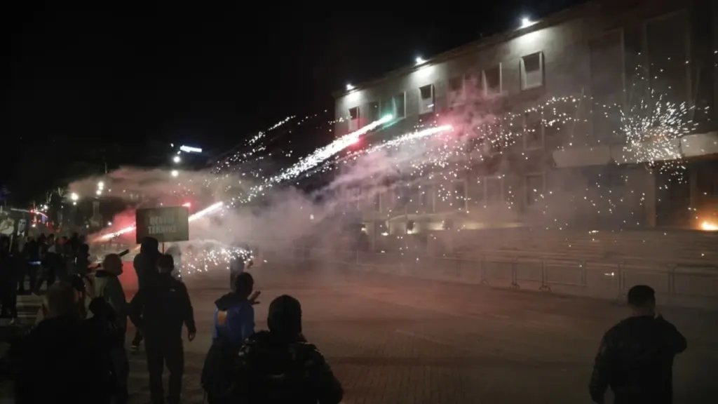 PD 3 orë protestë me tensione  Hedhja e molotovëve dhe fishekzjarrëve  14 persona të arrestuar në kryqytet