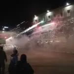 PD 3 orë protestë me tensione/ Hedhja e molotovëve dhe fishekzjarrëve, 14 persona të arrestuar në kryqytet