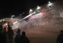 PD 3 orë protestë me tensione/ Hedhja e molotovëve dhe fishekzjarrëve, 14 persona të arrestuar në kryqytet