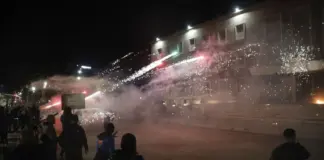 PD 3 orë protestë me tensione/ Hedhja e molotovëve dhe fishekzjarrëve, 14 persona të arrestuar në kryqytet