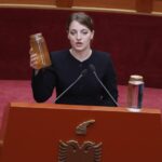 Deputetja e PS vjen në Kuvend me dy shishe uji, Koçeku: Ndotja e Drinit shqetësuese, duhet një marrëveshje mes Shqipërisë dhe Kosovës