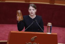 Deputetja e PS vjen në Kuvend me dy shishe uji, Koçeku: Ndotja e Drinit shqetësuese, duhet një marrëveshje mes Shqipërisë dhe Kosovës