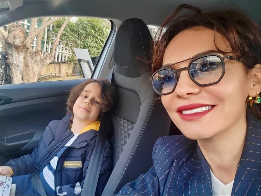 Spiropali uron Ditën e Verës e shoqëruar me djalin  Gëzuar Ditën e Verës e çdo ditë përpara