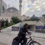 Jo vetëm institucionet, “blindohet” me gardh metalik edhe xhamia e Namazgjasë! Forca të shtuara policore në terren