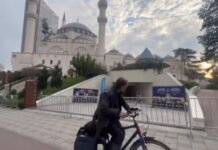 Jo vetëm institucionet, “blindohet” me gardh metalik edhe xhamia e Namazgjasë! Forca të shtuara policore në terren