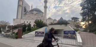 Jo vetëm institucionet, “blindohet” me gardh metalik edhe xhamia e Namazgjasë! Forca të shtuara policore në terren