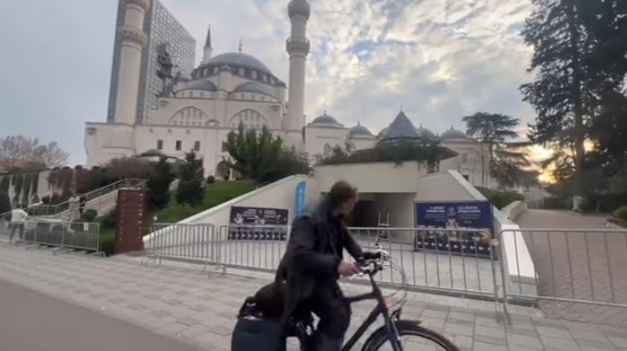 Jo vetëm institucionet   blindohet  me gardh metalik edhe xhamia e Namazgjasë  Forca të shtuara policore në terren