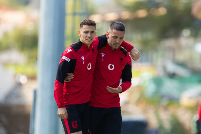 Sylvinho sheh  makthe   Asllani del nga fusha duke çaluar