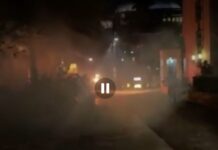 SKANDAL/ Protestuesit e Berishës hedhin molotovë drejt selisë së PS-së