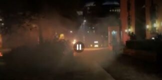 SKANDAL/ Protestuesit e Berishës hedhin molotovë drejt selisë së PS-së