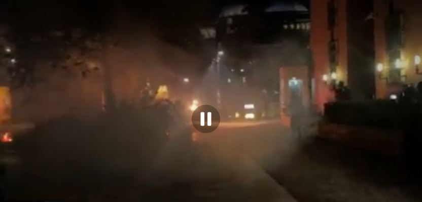 SKANDAL  Protestuesit e Berishës hedhin molotovë drejt selisë së PS së