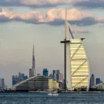 Filmoi raketa iraniane mbi Dubai, turisti britanik përballet me akuza për krim kibernetik